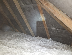 Zateplení stropu rodinného domu pomocí foukané izolace